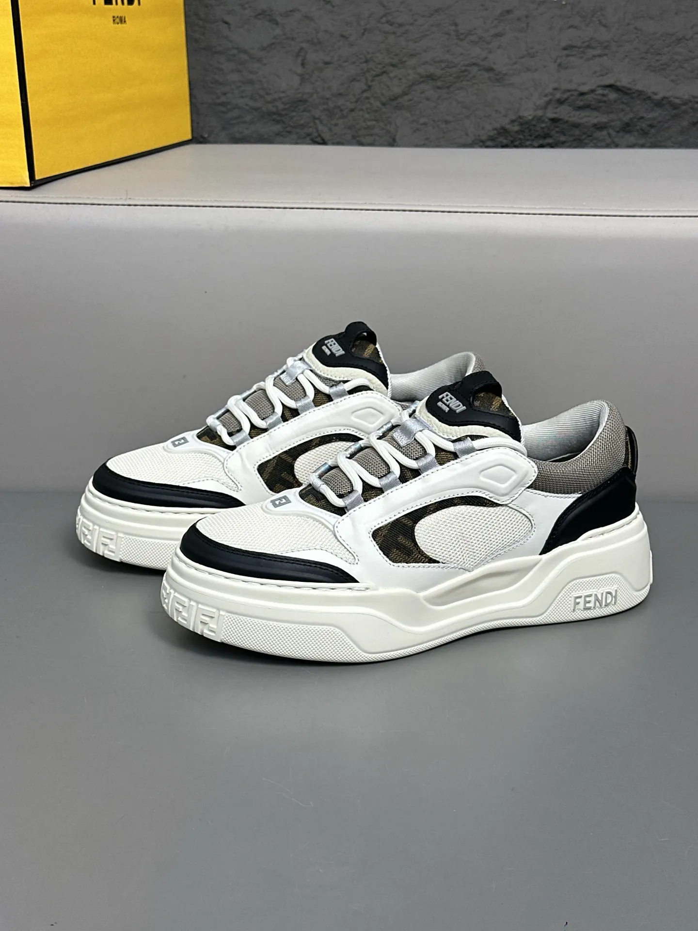 [FENDI] Fendi men's shoes 💰780💰 - High-end quality original casual sports shoes - Upper: Nappa calfskin, pebbled calfskin, tongue and heel; injection molded brand logo plastic module - Lining: brand canvas - Outsole: ultra-light T men's shoes 💰R foam rubber; molded outsole - Super high quality control, fine workmanship: highlighted (high-end, luxury, grade) -Size :39-44 (38, 45, can be customized)